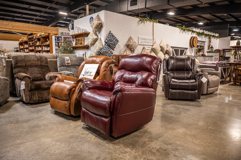 Solid-wood dining set and chairs at Ohio's Market Berlin
