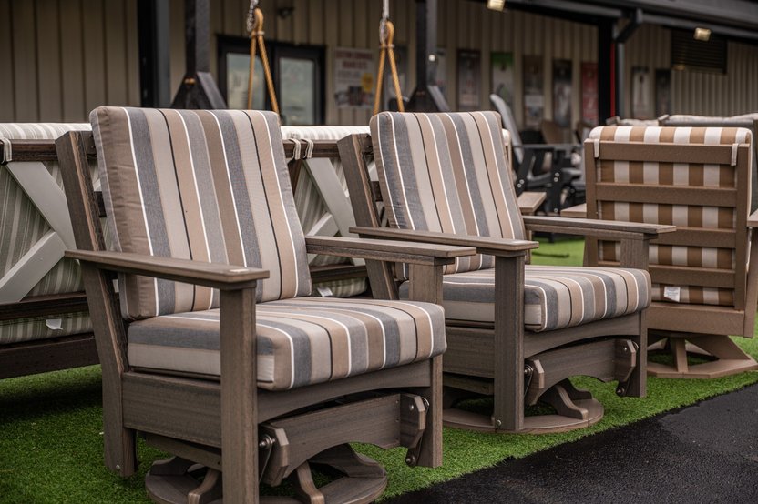 Outdoor furniture and patio at Ohio's Market Berlin